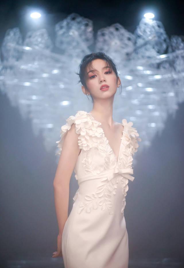 白色礼服气质清雅大气妥妥富家千金范儿！